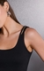 Modelo usando blusa regata preta com detalhe na alça em dourado.