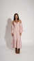 A modelo está vestindo um vestido de comprimento no tornozelo, saia com barra franzida, mangas removíveis com bordado industrial de Richelieu e zíper nas costas para fechamento.