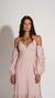 A modelo está vestindo um vestido de comprimento no tornozelo, saia com barra franzida, mangas removíveis com bordado industrial de Richelieu e zíper nas costas para fechamento.