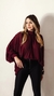 Blusa em crepe leve e fluido com modelagem ampla para um caimento elegante e confortável. Apresenta gola dobrada clássica, delicados franzidos nos ombros que adicionam um toque de sofisticação e punhos que valorizam o visual. Confeccionada em 100% poliést