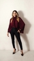 Blusa em crepe leve e fluido com modelagem ampla para um caimento elegante e confortável. Apresenta gola dobrada clássica, delicados franzidos nos ombros que adicionam um toque de sofisticação e punhos que valorizam o visual. Confeccionada em 100% poliést