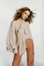 Blusa em crepe com uma suave transparência. Sua modelagem ampla e mangas morcego longas garantem conforto e estilo. O destaque fica por conta da faixa para amarração no pescoço, um detalhe versátil que permite criar desde um laço delicado até um nó modern