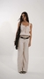 Conjunto de alfaiataria com calça flare de cintura alta e cropped franzido de modelagem alongada com zíper nas costas. Uma combinação moderna, confeccionada em 92% viscose e 8% poliéster para um caimento maravilhoso.