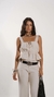 Conjunto de alfaiataria com calça flare de cintura alta e cropped franzido de modelagem alongada com zíper nas costas. Uma combinação moderna, confeccionada em 92% viscose e 8% poliéster para um caimento maravilhoso.
