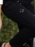 Calça Jogger com cós de elástico nas costas garante um ajuste confortável e flexível. O fechamento por botão e zíper oferece segurança e praticidade. Aplique de pedras em chumbo e preto com ponto de luz preto. 