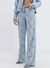 Calça Wide Leg com barra a fio oferece acabamento despojado, enquanto a lavagem clara proporciona um tom fresco e versátil. 