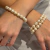 Pulseira de 18cm com pérolas brancas "batata" de 10-12mm e fecho de tipo esfera dourada com imã - comprar online