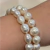 Pulseira de 18cm com pérolas brancas "batata" de 10-12mm e fecho de tipo esfera dourada com imã - OLÏVIA Pérolas & Semijoias