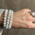 Pulseira de 18cm com pérolas brancas "batata" de 10-12mm e fecho de tipo esfera dourada com imã na internet