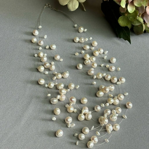 Colar 7 voltas em fio de nylon com pérolas quase redondas brancas de 7 e 9mm e pérolas brancas pequenas de 4mm com fecho boia banhado a Ouro amarelo 18K - comprar online