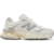 Vista lateral do New Balance 9060 Moonbeam Sea Salt, destacando o cabedal em camurça e mesh.