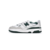  Vista lateral do New Balance 550 Green White, destacando o cabedal em couro liso e perfurado.