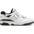 Vista lateral do New Balance 550 Oreo, destacando o cabedal em couro preto e branco.
