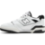 Vista lateral do New Balance 550 Oreo, destacando o cabedal em couro preto e branco.
