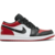Vista lateral do Nike Air Jordan 1 Low 'Bred Toe', destacando o cabedal em couro vermelho, branco e preto.