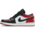 Vista lateral do Nike Air Jordan 1 Low 'Bred Toe', destacando o cabedal em couro vermelho, branco e preto.