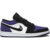  Vista lateral do Nike Air Jordan 1 Low 'Court Purple', destacando o cabedal em couro nas cores branco, preto e roxo.