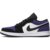  Vista lateral do Nike Air Jordan 1 Low 'Court Purple', destacando o cabedal em couro nas cores branco, preto e roxo.
