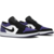 Par do tênis Nike Air Jordan 1 Low 'Court Purple', destacando o cabedal em couro nas cores branco, preto e roxo.