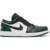 Vista lateral do Nike Air Jordan 1 Low 'Mystic Green', destacando o cabedal em couro branco, preto e verde esmeralda.