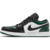 Vista lateral do Nike Air Jordan 1 Low 'Mystic Green', destacando o cabedal em couro branco, preto e verde esmeralda.