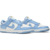 Close do Nike Dunk Low Polar Blue, destacando o cabedal em couro azul e branco.