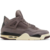  Imagem lateral do A Ma Maniére x Air Jordan 4 Retro Violet Ore, destacando o cabedal em nobuck roxo acinzentado e os detalhes metálicos.