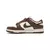 "Nike Dunk Low Cacao Wow visto de lado, com cabedal em couro marrom e branco, solado bege e o icônico Swoosh na lateral."
