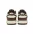 "Par do Nike Dunk Low Cacao Wow em ângulo levemente inclinado, destacando seu design retrô e a combinação de cores sofisticadas."