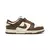 "Nike Dunk Low Cacao Wow visto de lado, com cabedal em couro marrom e branco, solado bege e o icônico Swoosh na lateral."