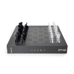 Tabuleiro Book Chess com peças acrílicas pretas e transparentes. Design moderno e funcional com tabuleiro integrado na capa do livro.