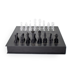 Jogo de xadrez Book Chess com tabuleiro acoplado ao livro e peças acrílicas. Ideal para presentear e decorar com criatividade.