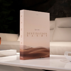 Book Box Destination Sands com capa minimalista e paisagem desértica. Item decorativo exclusivo, ideal para presentear e colecionar.