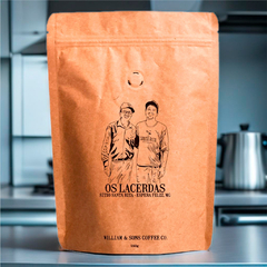 Café Os Lacerdas da William & Sons, 250g em grãos. Origem: Espera Feliz, MG. Embalagem rústica com ilustração dos cafeicultores locais.