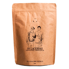 Café em grãos Os Lacerdas, do Sítio Santa Rita em Espera Feliz, MG. Embalagem artesanal da William & Sons Coffee Co. com 250g de café especial.