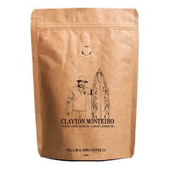 Café especial em grãos Clayton Monteiro 250g, da Fazenda Ninho da Águia em Alto do Caparaó, MG. Embalagem kraft com ilustração do produtor e prancha.