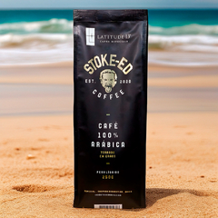 Café Stoke-Ed em grãos 250g, 100% arábica da Chapada Diamantina. Embalagem preta com rosto do surfista Ítalo Ferreira, ideal para amantes de café e surf.
