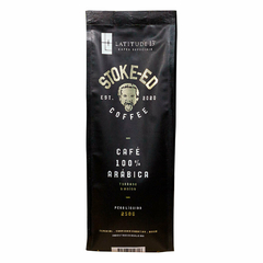 Pacote de Café Stoke-Ed Torrado e Moído 250g com design moderno e a inscrição "Café 100% Arábica".