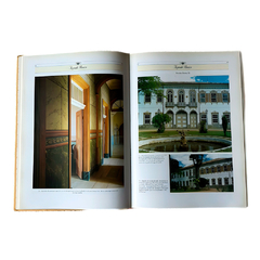 Livro aberto mostrando detalhes arquitetônicos de uma fazenda histórica do Brasil Imperial, com interiores preservados e fachada nobre.