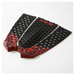 Deck de surf FCS Pro Model Filipe Toledo, com design em preto e vermelho, ideal para desempenho em ondas.