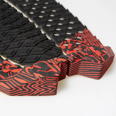Deck de surf FCS Pro Model Filipe Toledo, com textura emborrachada preta e detalhes em vermelho.