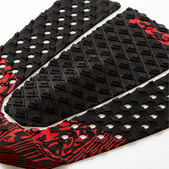 Três pads de surf de EVA com texturas em preto e detalhes em vermelho, projetados para melhorar a aderência na prancha.
