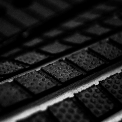 Close-up do deck FCS Filipe Toledo com tecnologia TreadLite. Textura em EVA leve com microperfurações para tração e controle no surf.