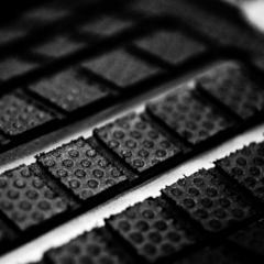 Imagem macro do deck FCS Kolohe Andino TreadLite com textura em EVA e recortes que aumentam a tração e leveza durante o surf.