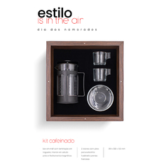 Kit cafeinado com prensa francesa e 2 xícaras em vidro, ideal para momentos a dois. Box elegante com acabamento em nogueira e veludo.