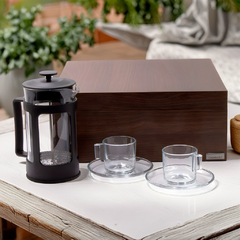 Kit presente com cafeteira prensa francesa, 2 xícaras de vidro e box em madeira nobre — perfeito para quem valoriza design, café e momentos a dois.