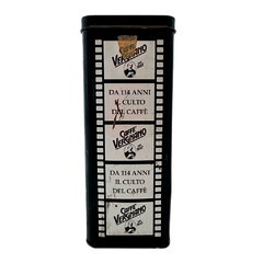 Outra lateral da lata com variação de estampa cinematográfica e marcas do tempo; charme retrô autêntico para decoração temática.