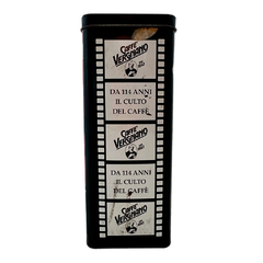 Lateral da lata 'Ultimo Caffè a Pigalle' com design de rolo de filme e logotipo Caffè Vergnano, evocando cinema e tradição cafeeira.