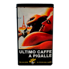 Peça de coleção: lata italiana Caffè Vergnano com arte inspirada em 'O Último Tango em Paris'; estilo retrô com alma francesa.