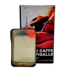 Verso da icônica lata de café italiana com arte romântica de Paris; peça rara ideal para fãs de design vintage e cultura do café.